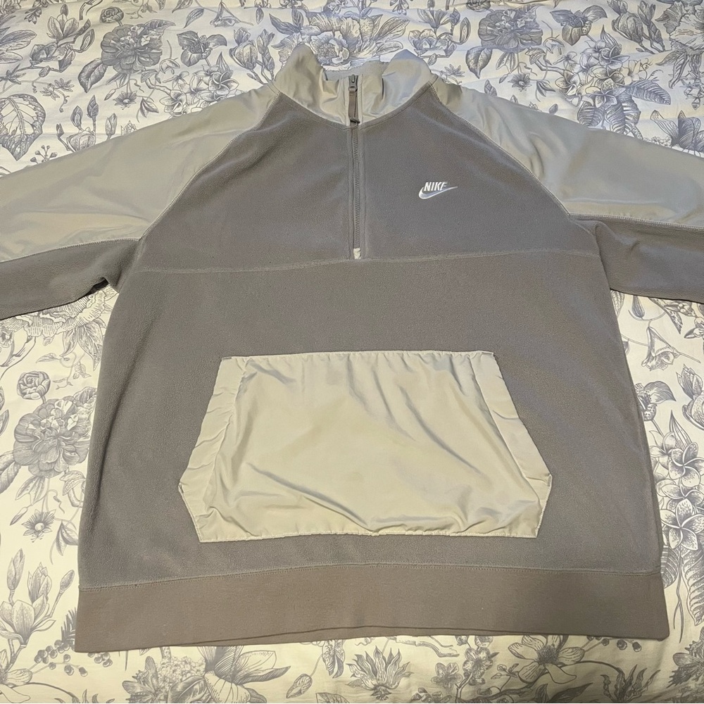 Nike women’s/Men's Gray Sweater size XL